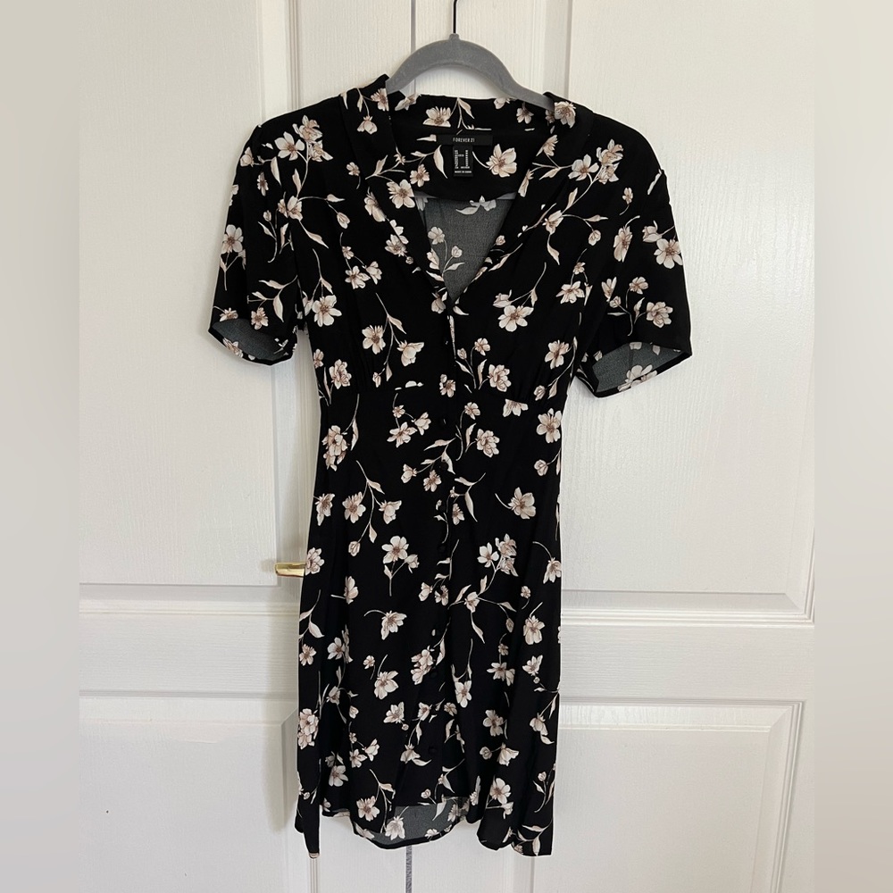 FOREVER 21 button up black floral dress